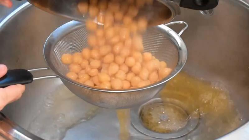 escurrir los garbanzos cocidos para los 6 hummus diferentes