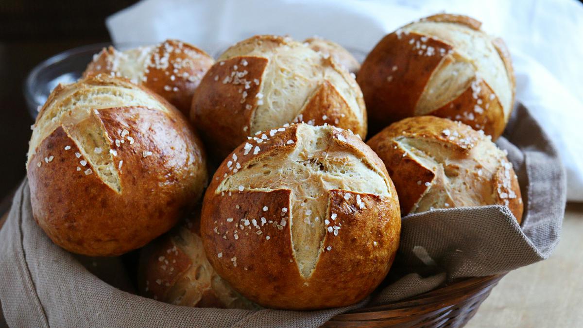pretzel rolls pan bretzel aleman