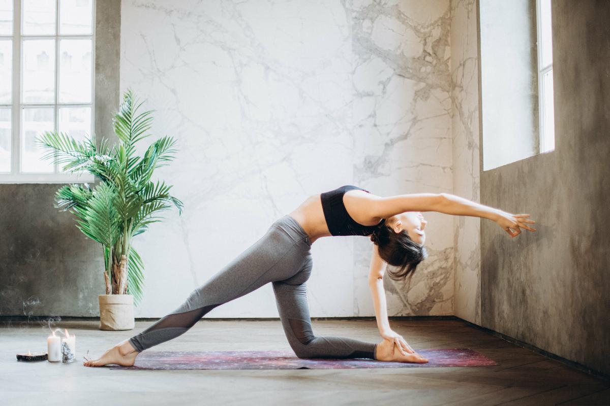 mujer entrenando yoga porque tiene muchos beneficios