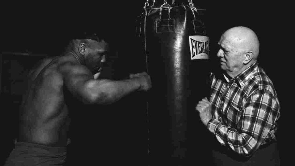 mike tyson entrenando con d amato, su entrenador de boxeo