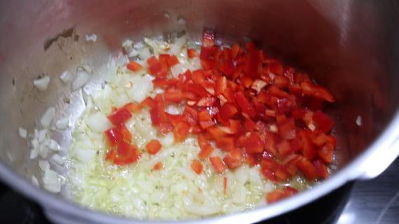 Ponemos el pimiento rojo y rehogamos todo junto