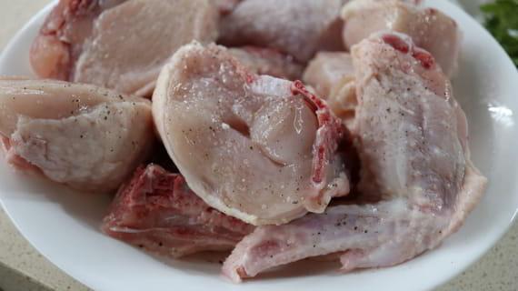 Salpimentamos los trozos de pollo