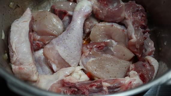 Echamos el pollo y lo ponemos para cocinar