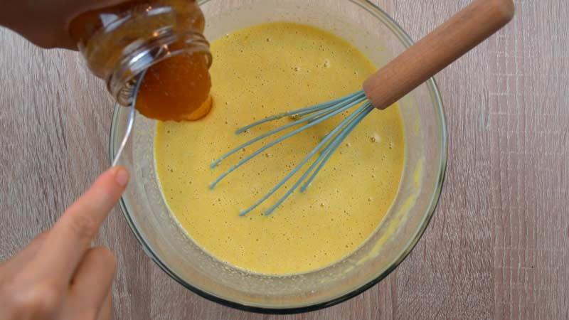 agregar la miel a la tarta fácil de ciruelas claudias