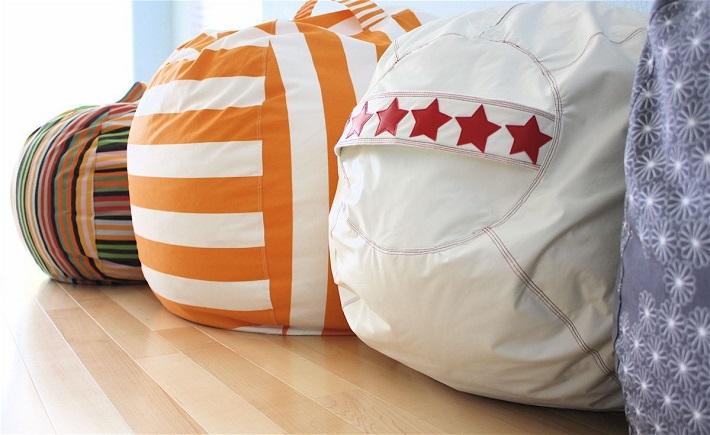 decorar dormitorio nino con asientos acolchados