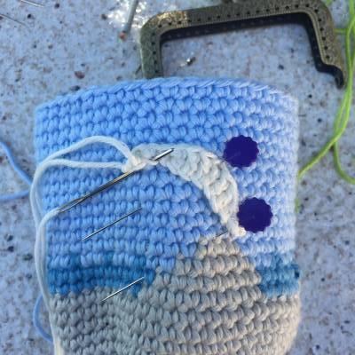 Coser el tronco al monedero crochet isla y sol