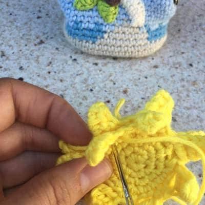 Coser-sol-monedero-de-ganchillo-mar