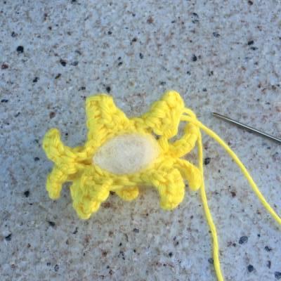 Rellenar-sol-monedero-de-ganchillo-mar