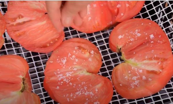 agregar sal a los tomates