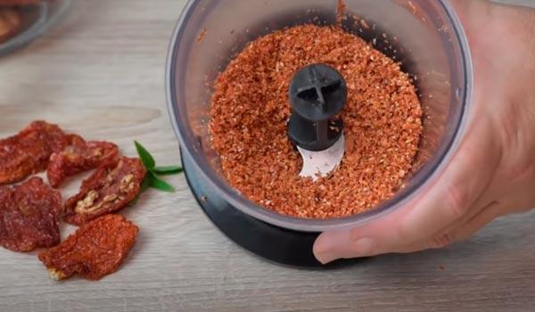 escamas de tomate seco triturado