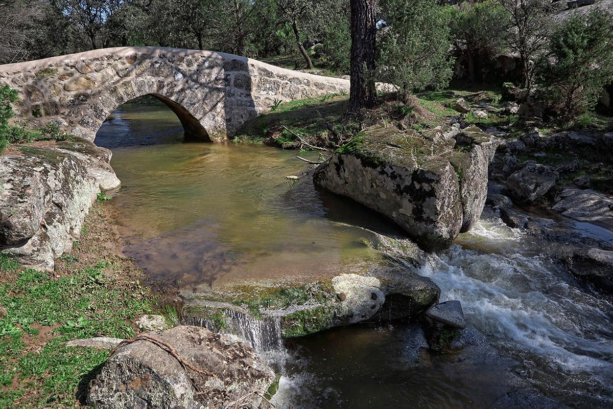 Puente Chico sobre el arroyo de La Cerca cerca de La Adrada. Sierra de Gredos. Valle del Tiétar. Ávila.Castilla y León. España. © Javier Prieto Gallego
