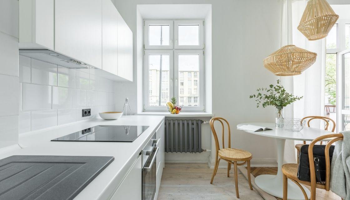 Una mesa redonda suaviza los volúmenes rectos de una cocina moderna. 