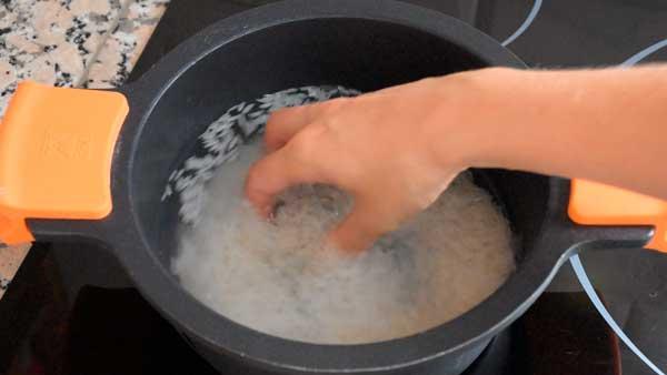 cocer el arroz para el arroz frito con gambones y verduras