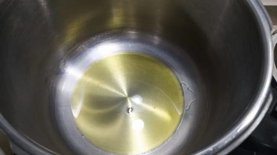 Echamos el aceite en la olla