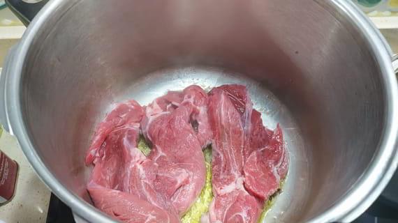 Ponemos los filetes en la olla con el aceite