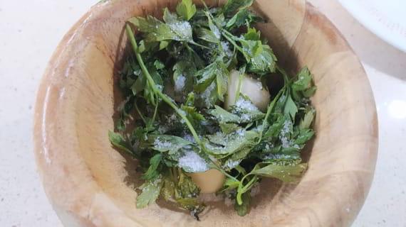 Hacer el machado de ajo y perejil