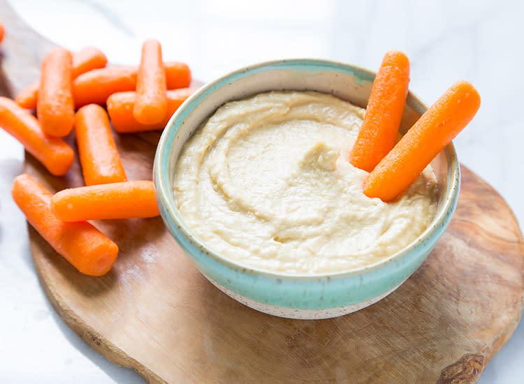 Aperitivo saludable hummus y palitos de zanahoria