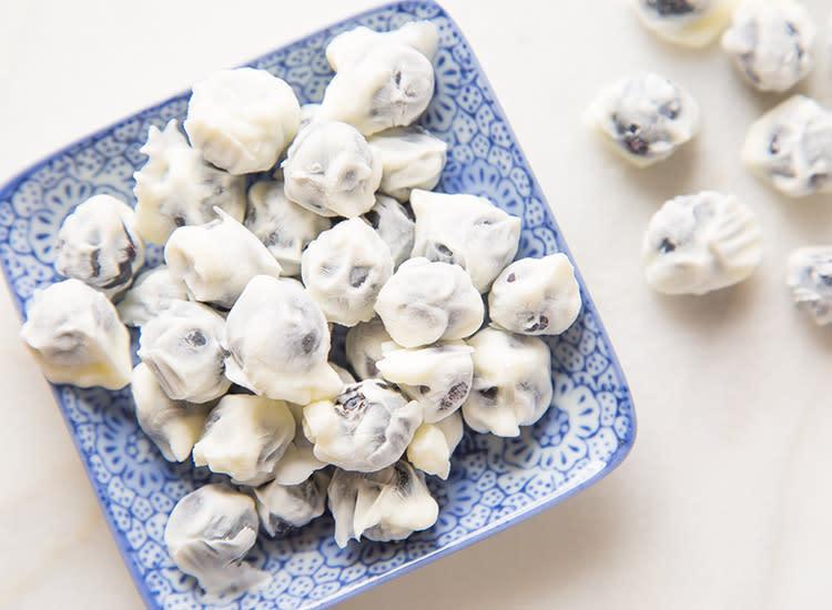 Aperitivo saludable bocaditos de yogur y arándanos