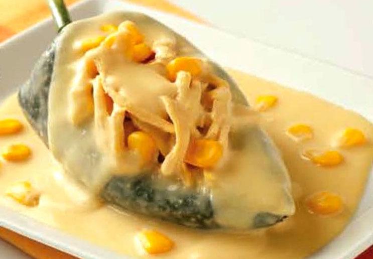 Prepara Chiles rellenos de Pollo en salsa de Elote