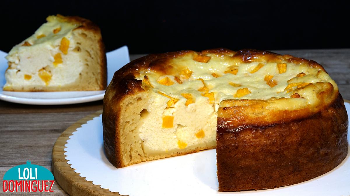TARTA DE QUESO Y BIZCOCHO, UN DULCE DELICIOSO QUE TE SORPRENDERA. Una receta fácil que sin duda disfrutaras mucho, por su sabor y mezcla de texturas hace de este pastel una auténtica delicia, además al aportar el toque de fruta fresca le da un plus de sabor