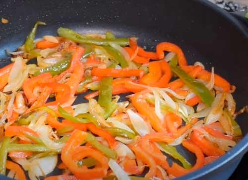 cocinar los pimientos para los huevos al chilindrón