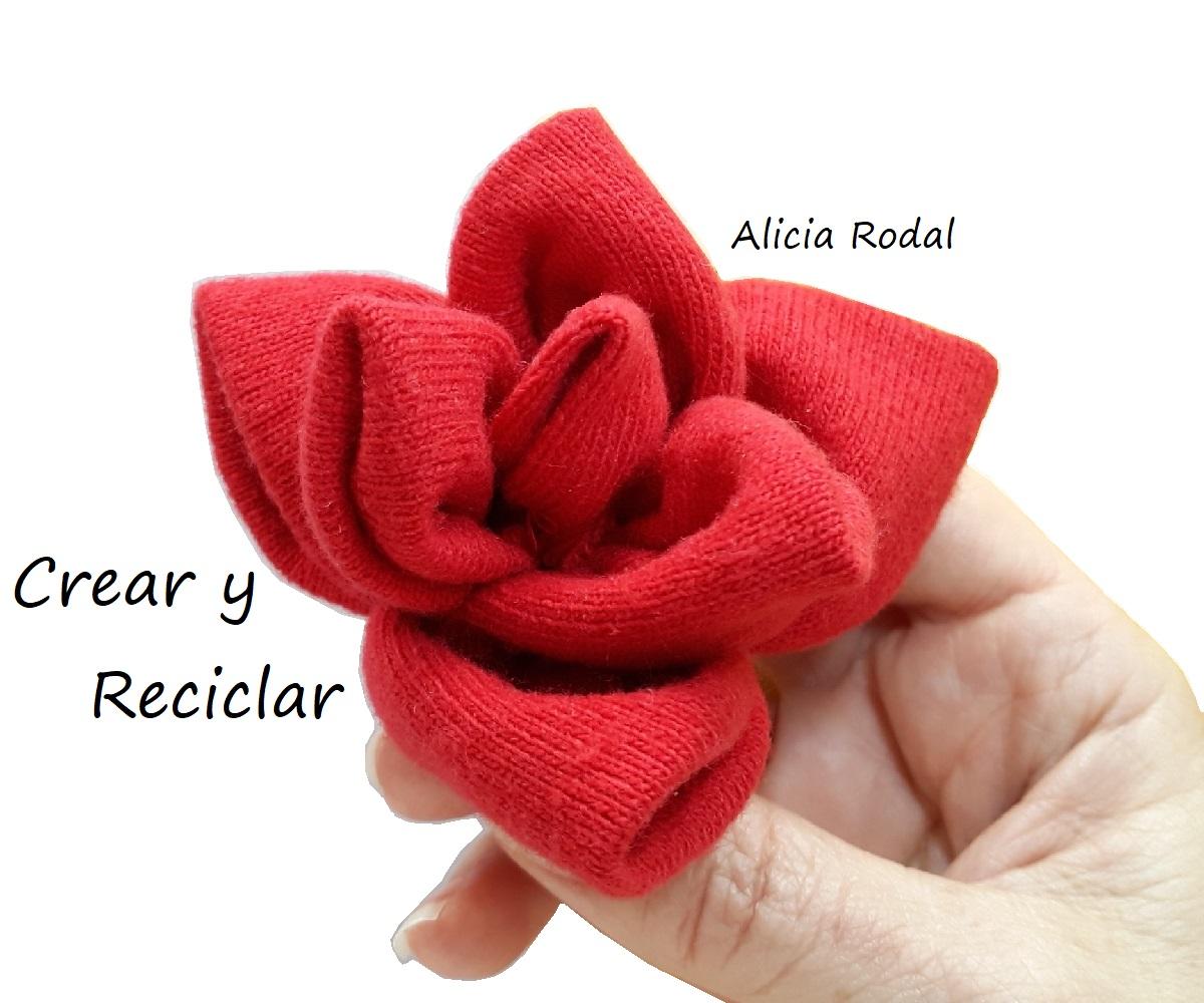 Manualidades hechas con materiales reciclados para hacer personajes de la bella y la bestia, la rosa encantada, Lumiere y Ding Dong. DIY