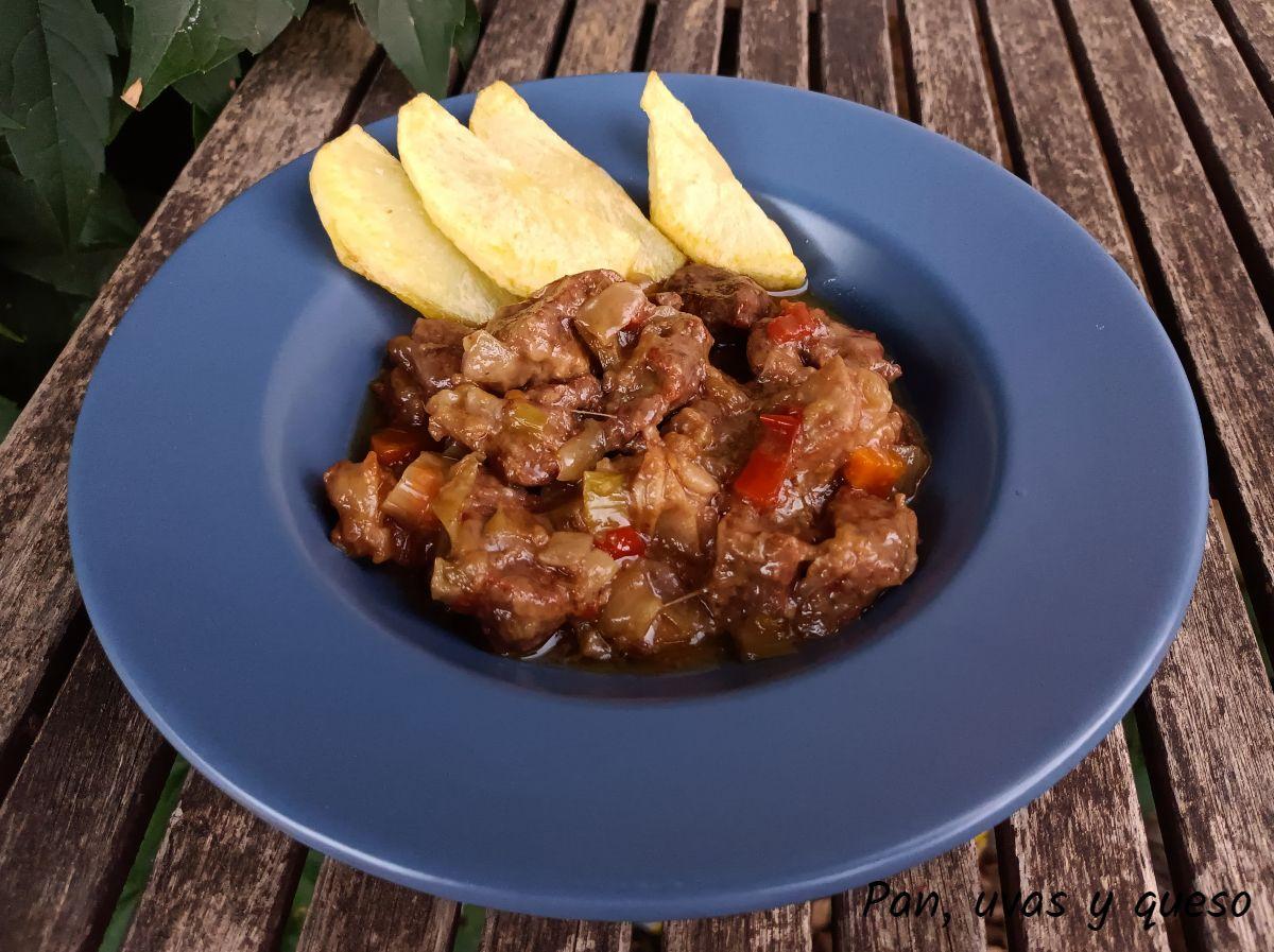 ternera al vino tinto en crockpot - pan uvas y queso