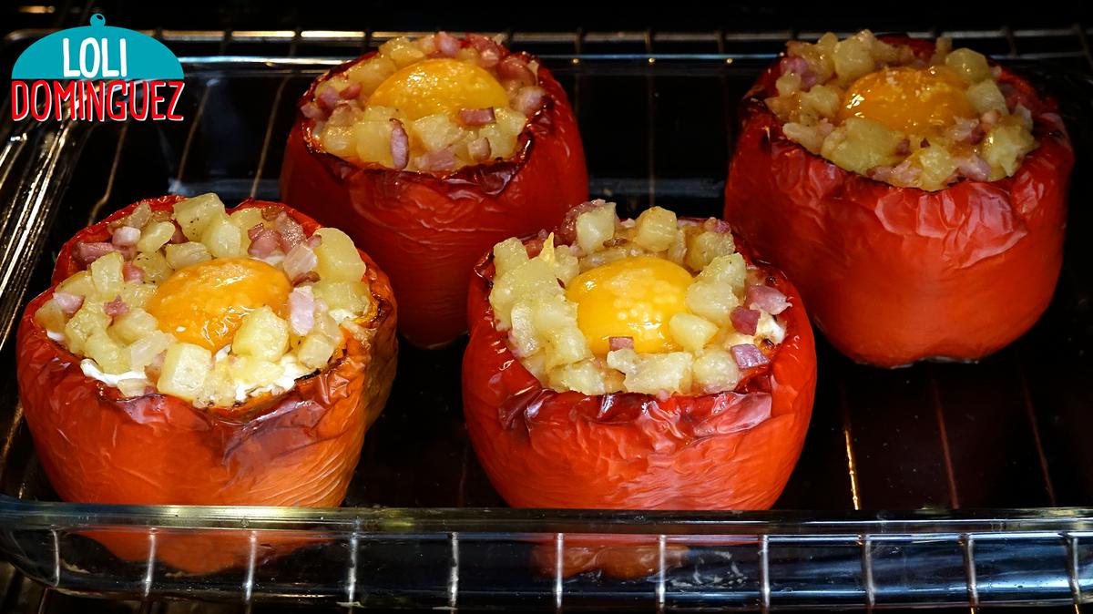 ESTOS PIMIENTOS RELLENOS DE PATATAS (PAPAS) Y HUEVO TE VAN A ENCANTAR. En esta receta la combinación de sabores y textura resulta irresistiblemente deliciosa, el sabor del pimiento asado combina perfectamente con la mezcla de patatas, huevo y bacón, sumando el toque cremoso que le aporta el queso