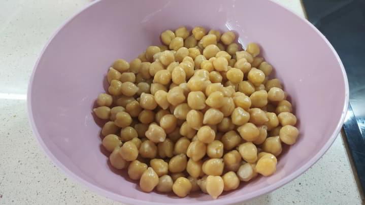 Lavar en una fuente los garbanzos cocidos