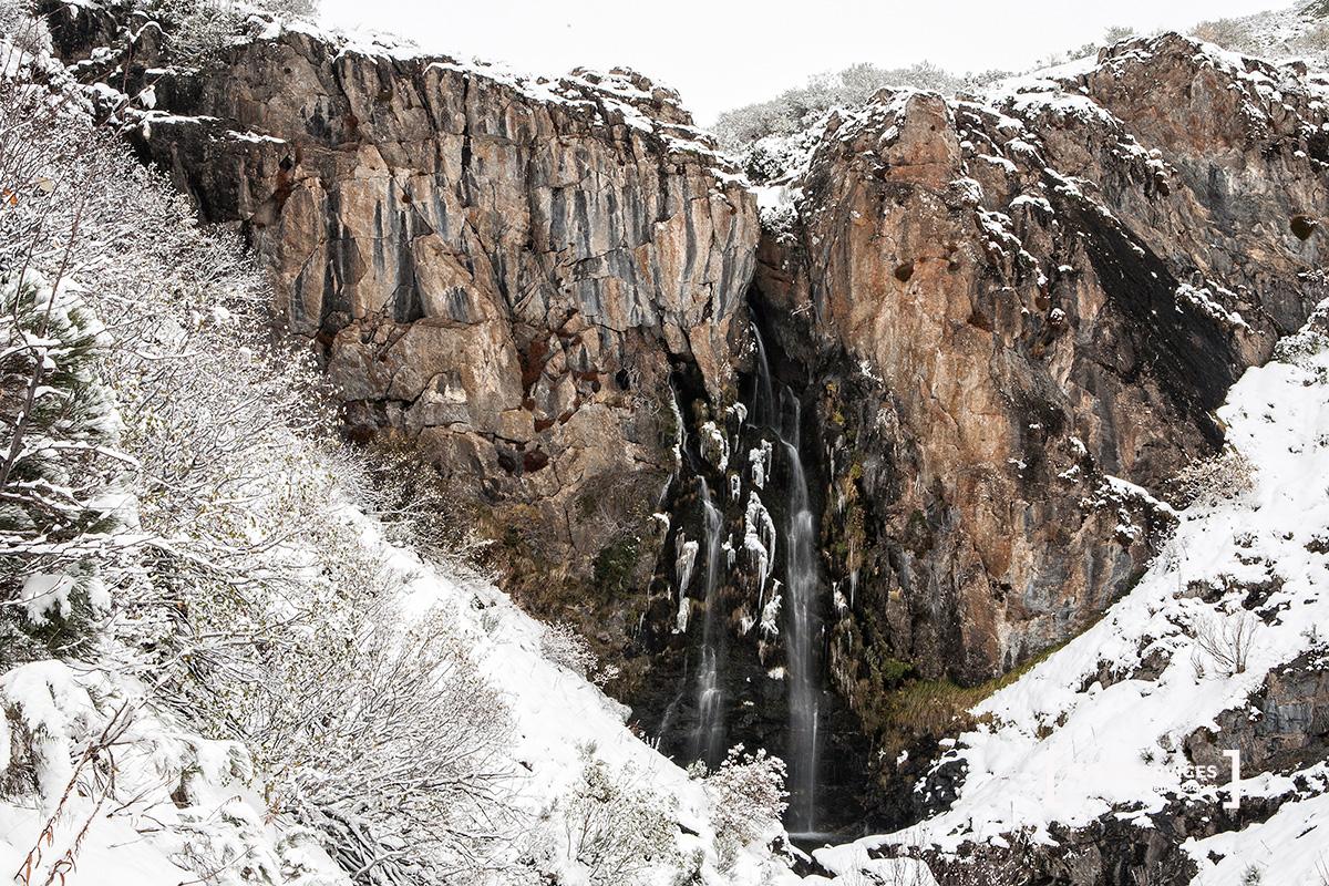 Imagen invernal de la cascada del arroyo Mazobre. Senda del arroyo Mazobre. Parque Natural de la Montaña Palentina. Palencia. Castilla y León. España © Javier Prieto Gallego