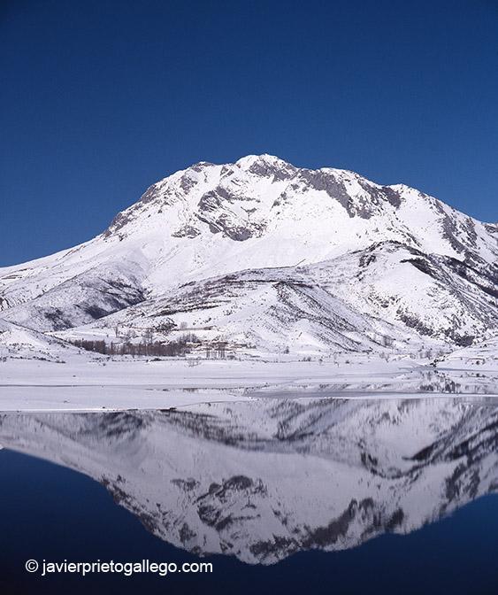 El Espigüete (2.450 m) nevado reflejado sobre el embalse de Camporredondo. Montaña Palentina. Palencia. Castilla y León. España. © Javier Prieto Gallego