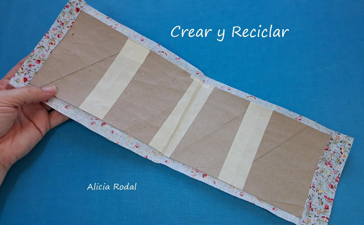 En este Diy te enseño cómo hacer para crear 2 ideas geniales con los tubos o rollos de cartón del papel higiénico, para tu teléfono celular, mascarilla o cualquier otra cosa, y así reutilizar este material tan común en nuestra casa. 