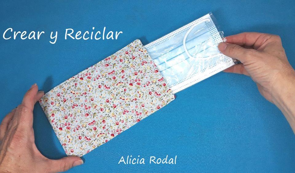 En este Diy te enseño cómo hacer para crear 2 ideas geniales con los tubos o rollos de cartón del papel higiénico, para tu teléfono celular, mascarilla o cualquier otra cosa, y así reutilizar este material tan común en nuestra casa. 