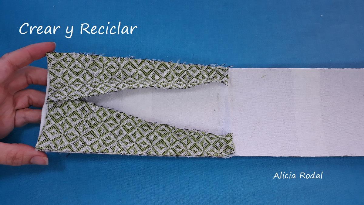 En este Diy te enseño cómo hacer para crear 2 ideas geniales con los tubos o rollos de cartón del papel higiénico, para tu teléfono celular, mascarilla o cualquier otra cosa, y así reutilizar este material tan común en nuestra casa. 