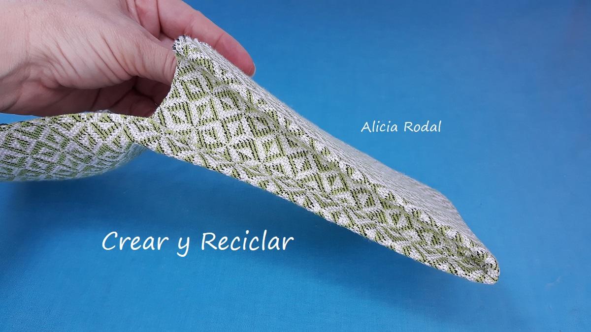 En este Diy te enseño cómo hacer para crear 2 ideas geniales con los tubos o rollos de cartón del papel higiénico, para tu teléfono celular, mascarilla o cualquier otra cosa, y así reutilizar este material tan común en nuestra casa. 