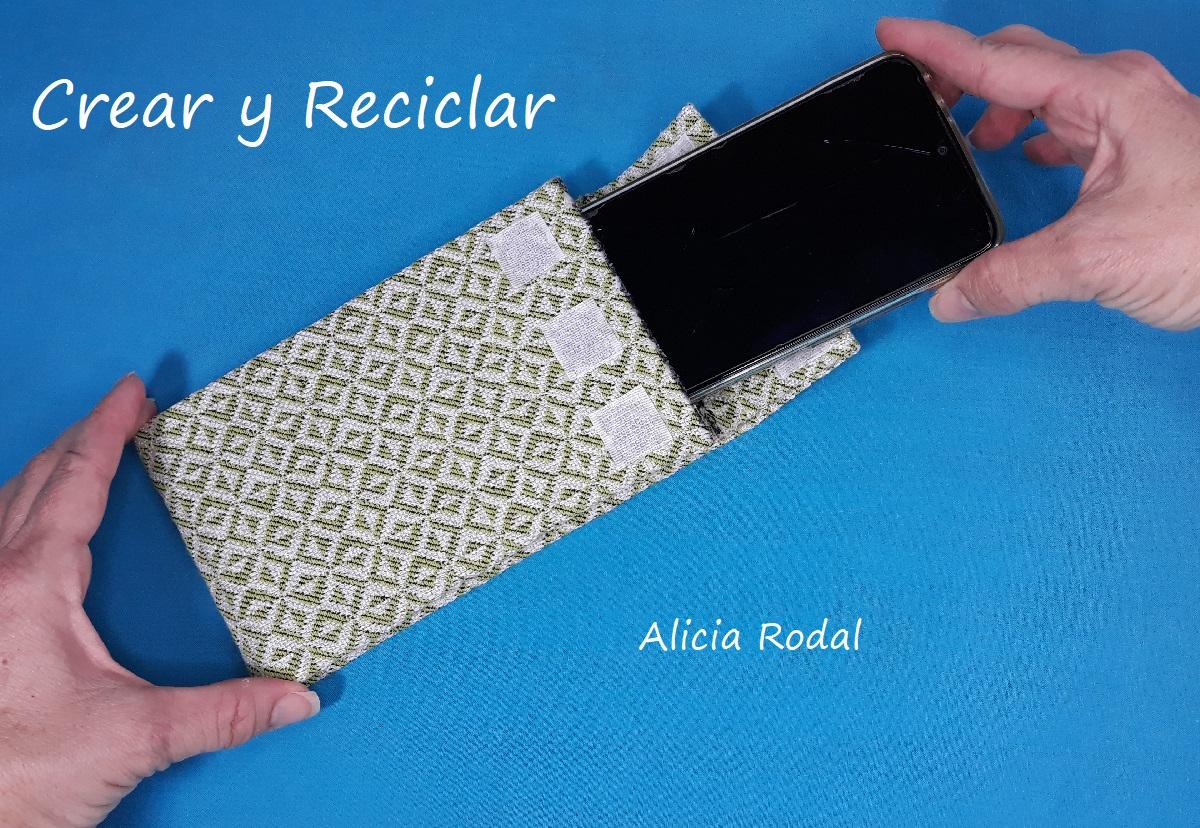 En este Diy te enseño cómo hacer para crear 2 ideas geniales con los tubos o rollos de cartón del papel higiénico, para tu teléfono celular, mascarilla o cualquier otra cosa, y así reutilizar este material tan común en nuestra casa. 