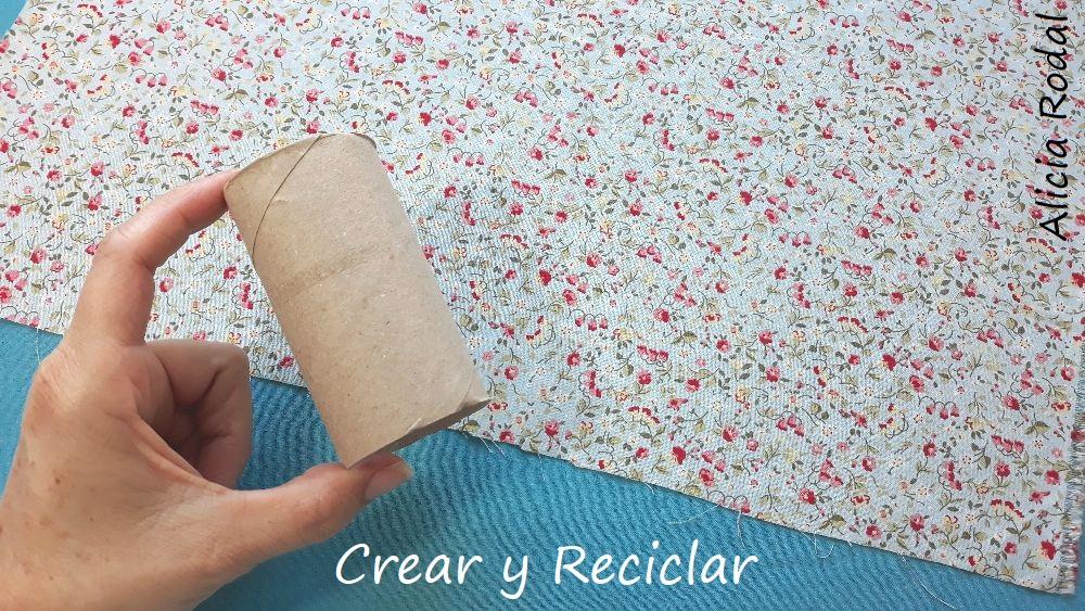 En este Diy te enseño cómo hacer para crear 2 ideas geniales con los tubos o rollos de cartón del papel higiénico, para tu teléfono celular, mascarilla o cualquier otra cosa, y así reutilizar este material tan común en nuestra casa. 