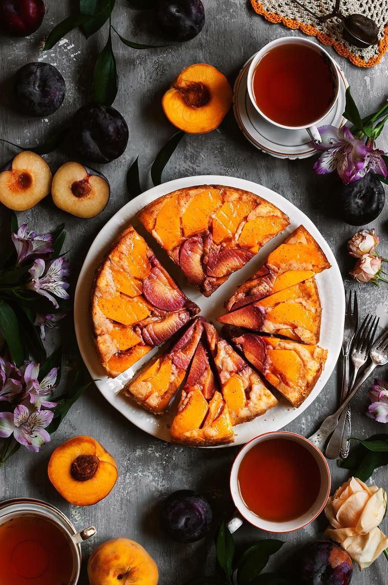 Tarta invertida de melocotón y ciruela