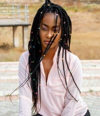 Evitar peinados agresivos, ayuda en el tratamiento de la caída del cabello en la mujer.