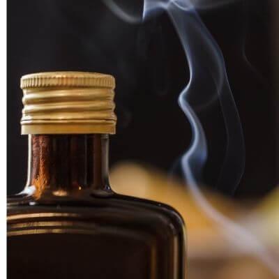 Evitar los hábitos tóxicos, favorecen el tratamiento de la caída del cabello en la mujer.