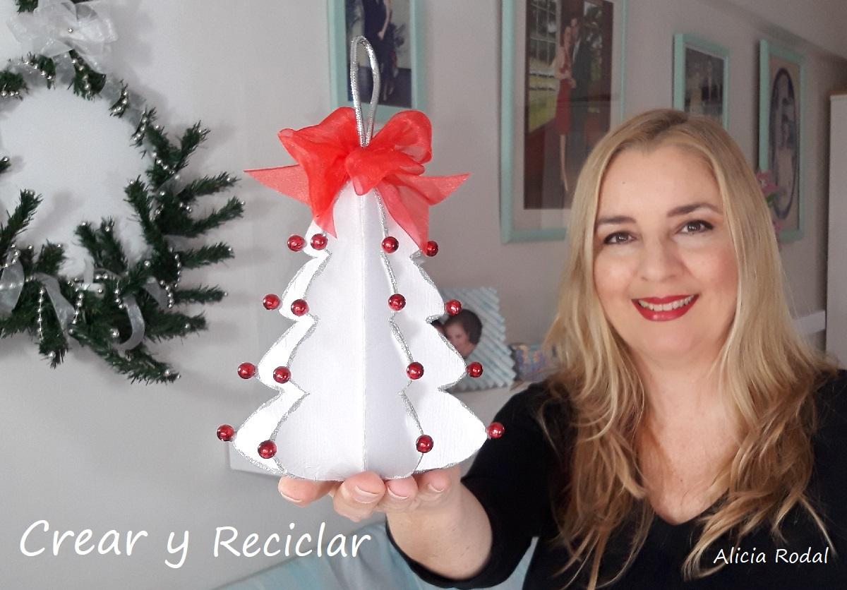 Aprende a hacer tu propia decoración navideña para el árbol de una forma fácil y rápido, y lo mejor de todo es que no gastarás mucho dinero porque vamos a reutilizar materiales reciclados. DIY