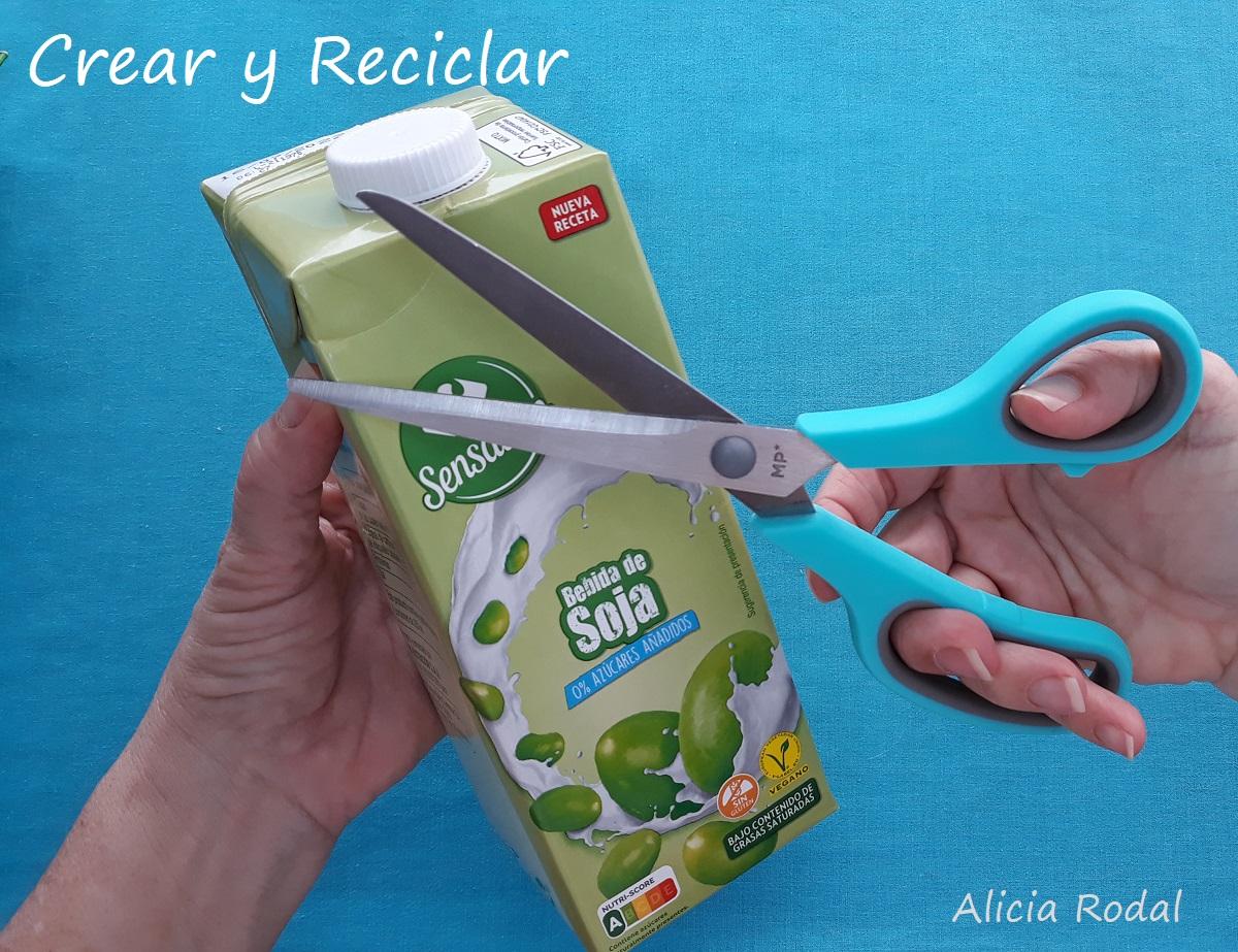 Aprende a hacer tu propia decoración navideña para el árbol de una forma fácil y rápido, y lo mejor de todo es que no gastarás mucho dinero porque vamos a reutilizar materiales reciclados. DIY