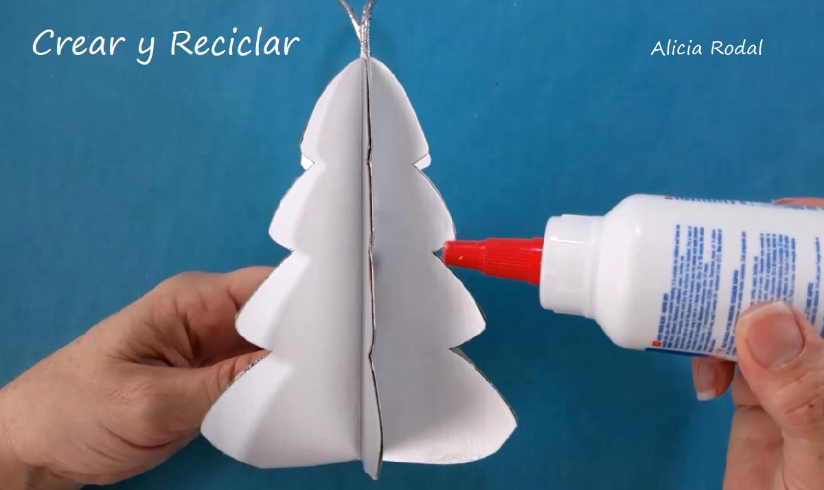 Aprende a hacer tu propia decoración navideña para el árbol de una forma fácil y rápido, y lo mejor de todo es que no gastarás mucho dinero porque vamos a reutilizar materiales reciclados. DIY