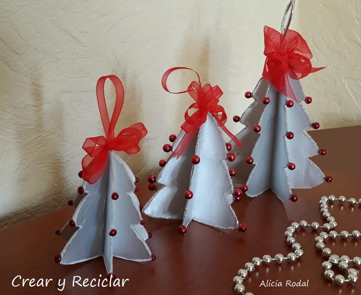 Aprende a hacer tu propia decoración navideña para el árbol de una forma fácil y rápido, y lo mejor de todo es que no gastarás mucho dinero porque vamos a reutilizar materiales reciclados. DIY