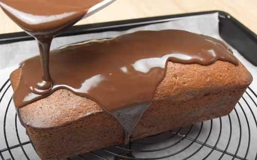 cubrir bizcocho de chocolate con cobertura brillante de chocolate