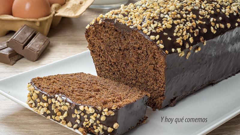 como hacer bizcocho de chocolate con cobertura brillante