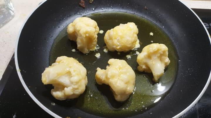 Ponemos la coliflor en una sartén con aceite y freimos