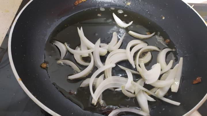 Echamos la cebolla y la freímos en la sartén