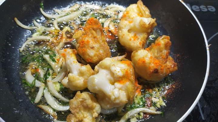 Echamos la coliflor y rehogamos todo junto