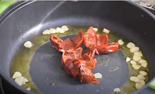 añadir las ñoras para la salmorreta